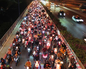 Nước cống tràn lên mặt đường Võ Nguyên Giáp vì triều cường, hàng ngàn xe máy 'bò' qua đoạn ngập