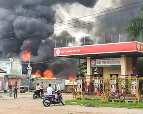 Kho chứa máy móc cơ khí sát cây xăng bốc cháy ngùn ngụt