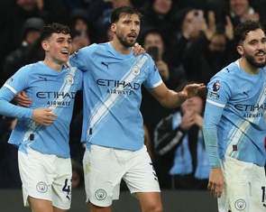 Trung vệ tỏa sáng, Man City chỉ còn kém Arsenal 2 điểm
