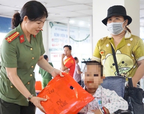 Công an TP.HCM kết hợp tuyên truyền và tặng 300 phần quà cho bệnh nhi ung bướu