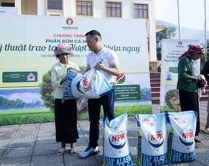 Phân Bón Cà Mau: San sẻ với đồng bào chịu thiệt hại bởi bão lũ