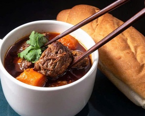 Bò kho, bò nhúng giấm, bò lúc lắc, bò né lọt top những món ăn từ thịt bò ngon nhất thế giới