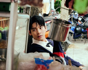 Mỹ nam Đài Loan ăn chè chợ Bến Thành, ngồi cạnh xe bánh tráng trông tình quá