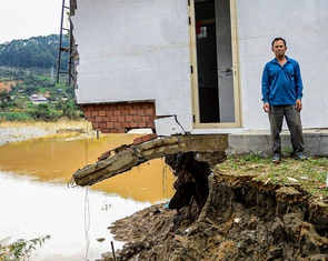 Sau lũ, nhiều nhà dân ở Đa Nhim chực chờ đổ xuống sông