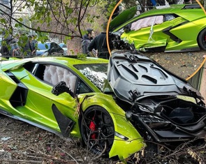 Lamborghini Revuelto mới tinh bị phá nát trên đường bàn giao