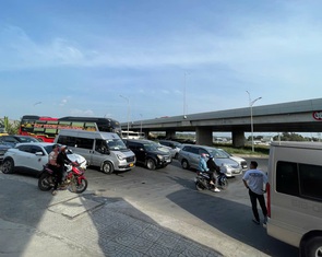 Người dân quay lại TP.HCM sau kỳ nghỉ Tết, cao tốc TP.HCM - Long Thành - Dầu Giây ùn ứ