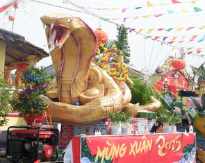 Đến lễ hội Làm Chay, ngắm linh vật rắn khắp Tầm Vu