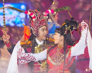 Kim Tử Long, Quế Trân hát Mai đào khoe sắc, đêm Nguyên tiêu quận 5 rộn rã lân sư rồng