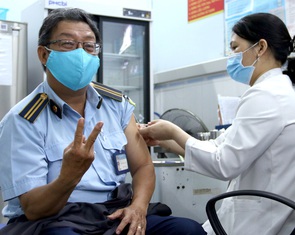 Người dân TP.HCM chủ động đi tiêm vắc xin phòng ngừa cúm mùa