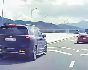 Tài xế lùi xe trên cao tốc Nha Trang - Cam Lâm là một phụ nữ ở Đồng Nai