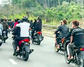Hàng chục thanh niên không đội mũ bảo hiểm chạy xe máy trên quốc lộ 1