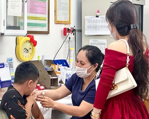 Lo bệnh cúm mùa, người dân phố núi đua nhau chích vắc xin