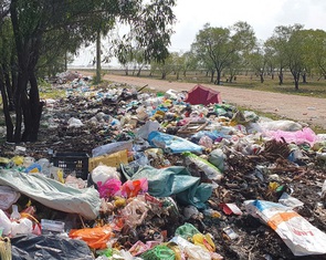 Rác thải tràn ngập đường quê, ai cũng muốn nhà sạch, chỗ công cộng thì sao?