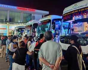 Hành khách xếp hàng dài ở bến xe, nhà ga để vào TP.HCM