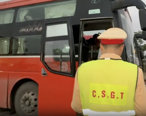 'Nhồi' 56 người trên ô tô 46 chỗ, tài xế và chủ xe khách bị phạt 102 triệu đồng
