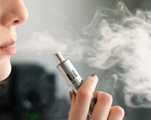 Nữ sinh 12 tuổi ở Thái Lan nguy kịch do thói quen hút thuốc lá điện tử