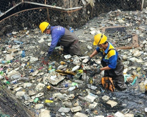 Hơn 5 giờ, vớt hơn 6 tấn rác ùn ứ trên kênh 19-5