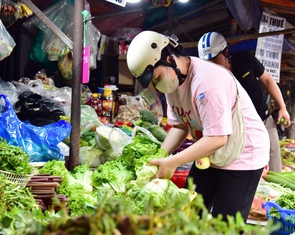 Giá thịt tăng, tô phở, gói xôi, tiền gửi xe cũng tăng theo