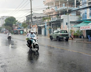 Mưa trái mùa khắp nơi có giảm mặn ở miền Tây?