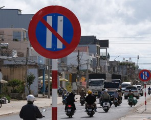1km đường có 23 biển cấm đậu xe: Huyện nói hợp lý nhưng vẫn tháo dỡ