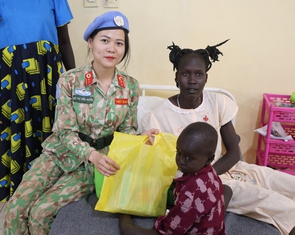 Bác sĩ 'mũ nồi xanh' tặng thuốc, nhu yếu phẩm cho người dân Nam Sudan