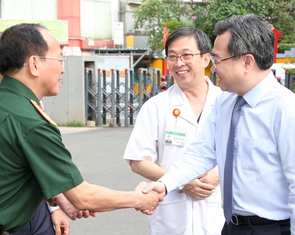 Ông Nguyễn Thanh Nghị thăm Bệnh viện Quân y 175 và gia đình thầy thuốc tiêu biểu