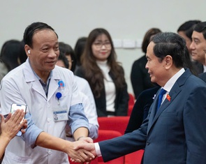 Chủ tịch Quốc hội: Giảm thủ tục hành chính, chi phí cho người bệnh