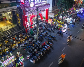 Người lấn chiếm vỉa hè đuổi người đứng chờ xe: 'Chỗ này là chỗ buôn bán chứ cứ đứng xớ rớ đó hoài'