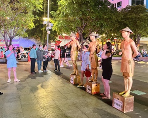 Dẫn chó, đậu xe bừa bãi, chọc ghẹo nhân tượng làm xấu hình ảnh phố đi bộ Nguyễn Huệ