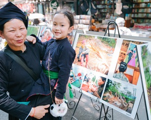 Người dân Làng Nủ tới TP.HCM làm 'chứng nhân' tại triển lãm ảnh về Làng Nủ