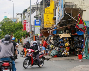 Đứng vỉa hè đợi xe bỗng bị chửi xối xả, đốt phong long