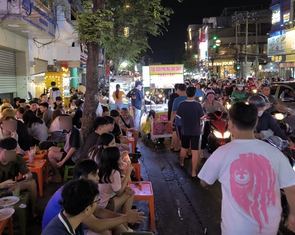Vỉa hè trước nhà không cho thuê, muốn vào phải len lỏi như đi trong hẻm