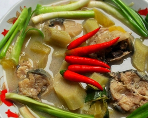 Canh chua nấu cá leo nguồn, anh ăn một chén có buồn cũng vui