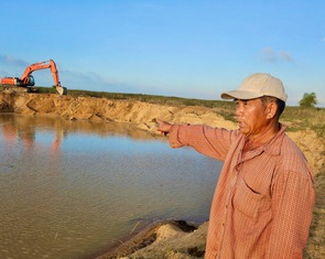 Có hay không việc doanh nghiệp khai thác cát khi chưa đền bù cho dân?