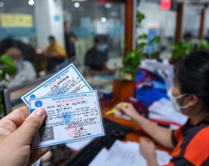 Chi phí bảo hiểm y tế tăng theo lương cơ sở: Người thu nhập thấp có được giảm phí?