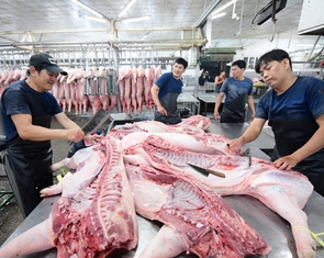 Giá thịt heo tăng nóng, giá thịt gà rớt thảm