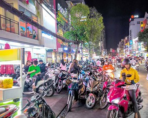Phạt nguội lấn chiếm vỉa hè, khó nhưng vẫn phải làm cho bằng được
