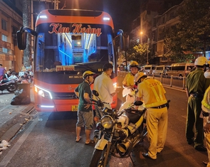 Sau phản ánh của Tuổi Trẻ, nhiều xe khách chạy sai lịch trình bị xử phạt, tước phù hiệu 2 tháng