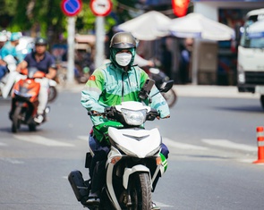TP.HCM nắng nóng ‘đổ lửa’, người dân tìm đến tán cây, tài xế công nghệ dùng thuốc chống say nắng