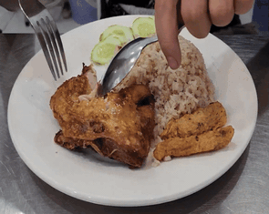 Cơm gà xối mỡ 4 tiếng hết sạch, chỉ bán buổi chiều, ngon đỉnh cao bao năm tháng