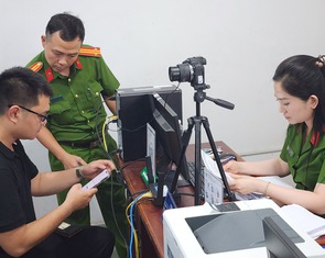 Ngày đầu người dân đến công an 22 phường, xã, thị trấn ở TP.HCM cấp đổi giấy phép lái xe