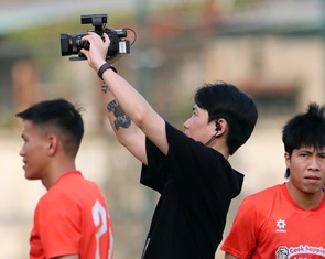 Ê kíp Hàn Quốc đến làm phim về HLV Kim Sang Sik