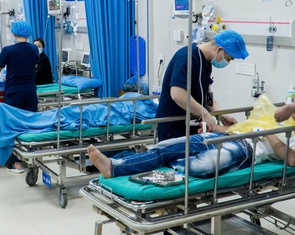 9 người nhập viện sau bữa tiệc rượu, bún, thịt chó