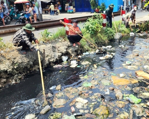 Vớt 4 tấn rác trên kênh Chiến Lược ở quận Bình Tân sau phản ánh của Tuổi Trẻ