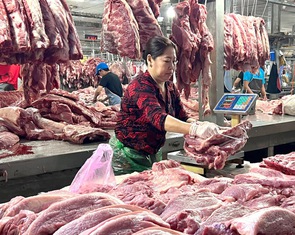 Giá thịt heo tăng nóng, sức mua giảm mạnh, tiểu thương rầu vì ế khách
