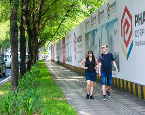 Đi bộ thong dong trên những vỉa hè ngăn nắp giữa lòng TP.HCM