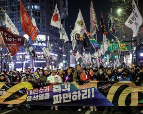 Tòa hoãn phán quyết Tổng thống Yoon Suk Yeol khiến căng thẳng dâng cao