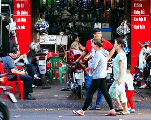 Vỉa hè bị lấn chiếm, trách nhiệm của lãnh đạo địa phương ra sao?
