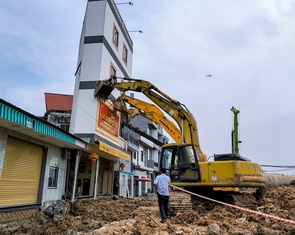 Nhà 3 tầng 'siêu mỏng' bị nghiêng khi làm nút giao Tân Vạn vành đai 3