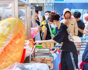 Khách rồng rắn 'đội nắng' xếp hàng mua bánh mì